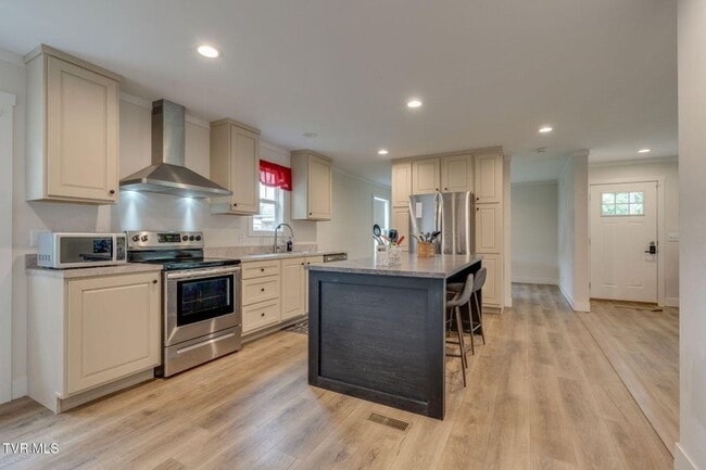 Building Photo - Very nice home located less than 5 minutes...