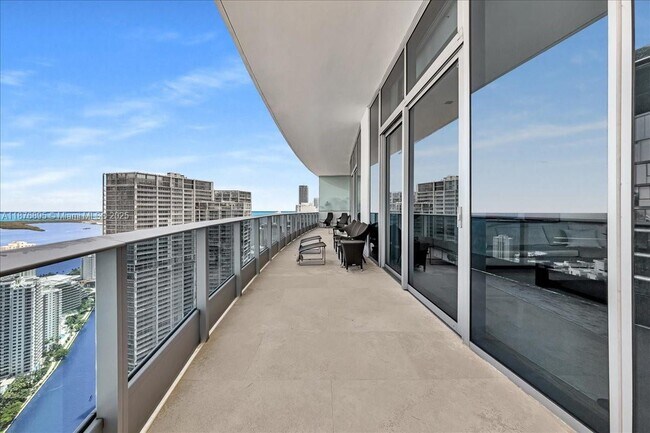 Building Photo - 200 Biscayne Blvd Way