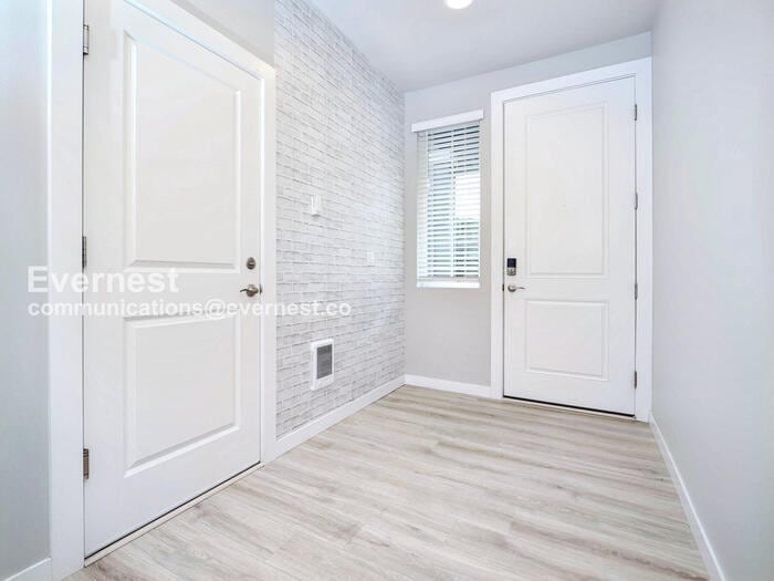 Building Photo - 1621 Seattle Hill Rd