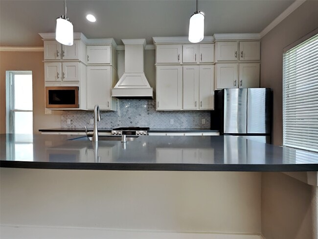 Building Photo - 1313 W 24th St