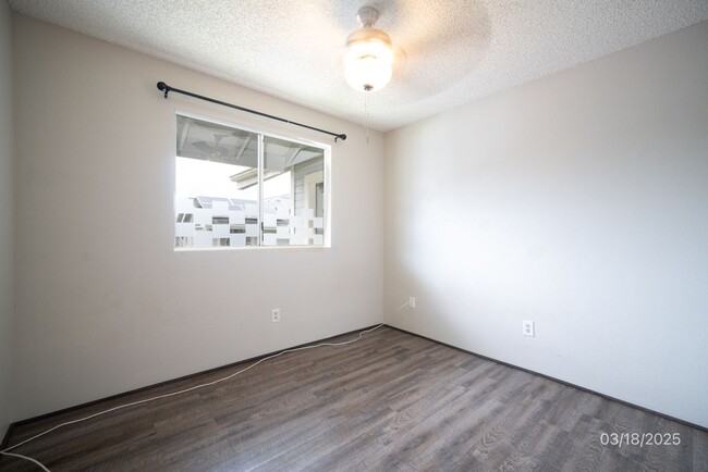 Building Photo - 2 bd, 2 ba 2 parking second story townhome...