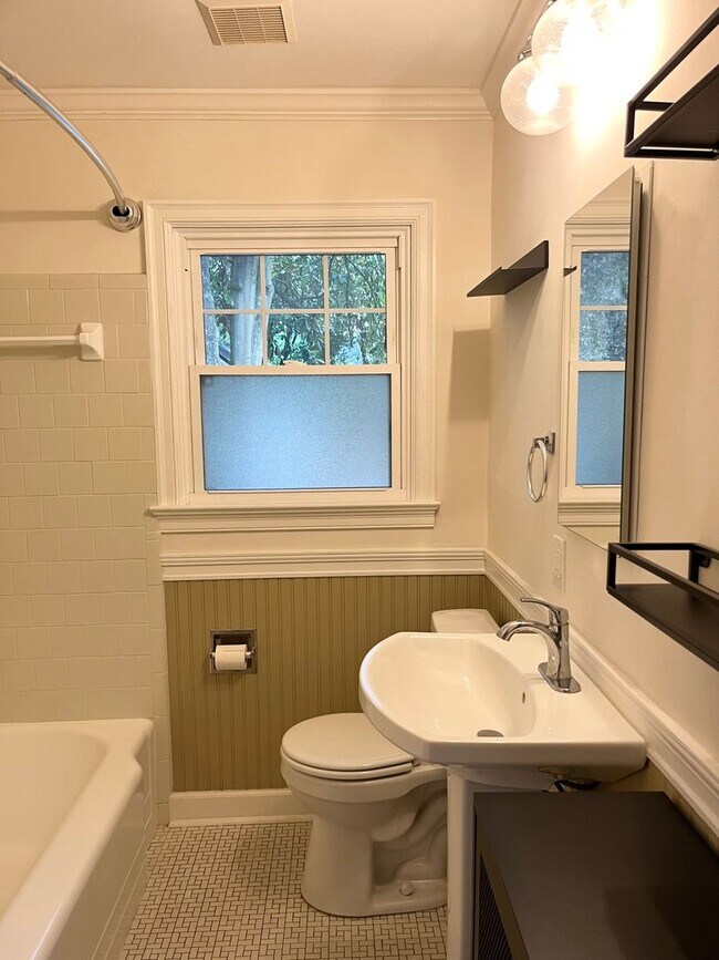 Building Photo - Two Bed, One Bath Home near Daffin Park