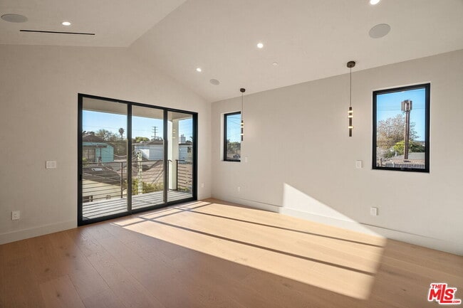 Building Photo - 3517 Redwood Ave