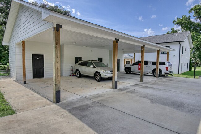 Building Photo - 1122 NE Wellman Ave