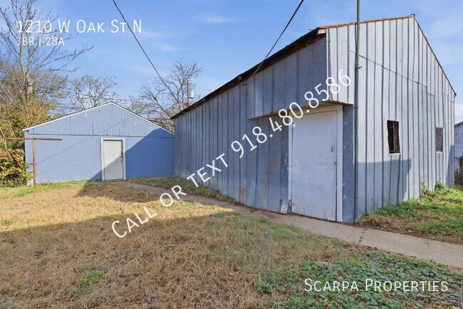Building Photo - 1210 W Oak St