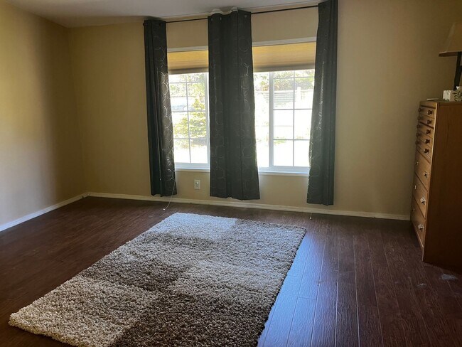 Building Photo - Spacious 3 bed/2bath in Town, Month-to-Month or long term lease.