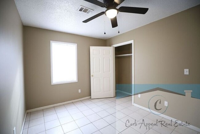 Building Photo - Recently renovated 2 bed, 1 bath apt - washer, dryer and utilities included!! HUD accepted!