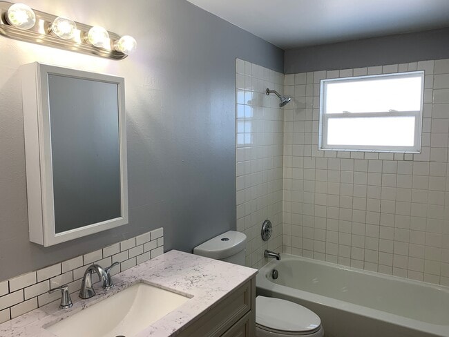 Building Photo - Spacious 5 Bedroom Home