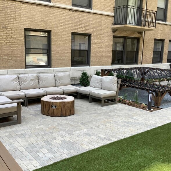 Building Photo - 4240 N Sheridan Rd