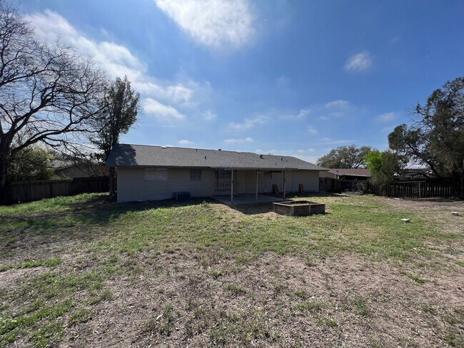 Building Photo - LOVELY 3 BEDROOM HOME NESTLED IN A CUL-DE-...