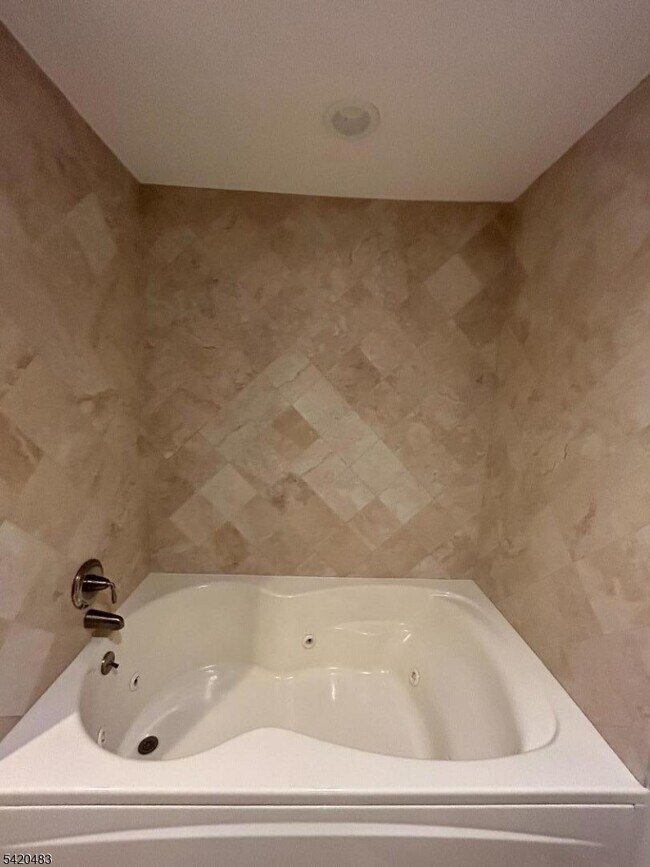 Building Photo - 220 Butternut Dr