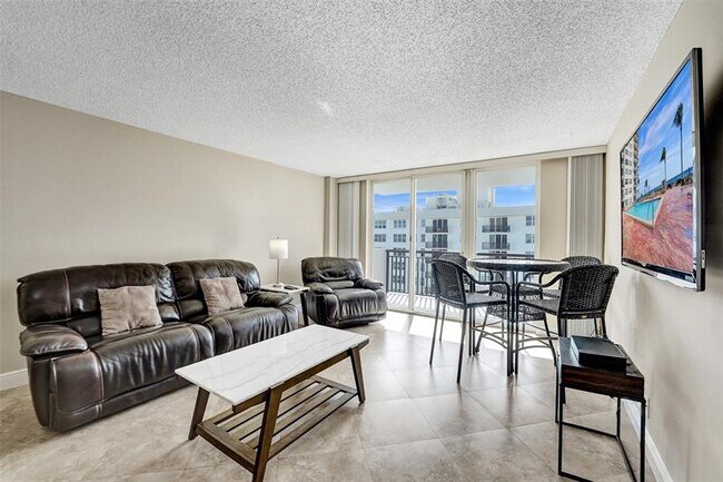 Building Photo - 1149 Hillsboro Mile