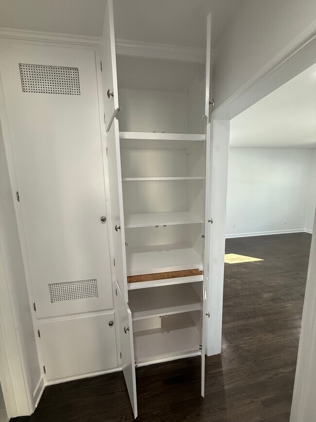 Building Photo - 2016 Montana Ave