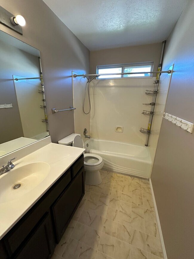 Building Photo - Must See!! 4 bedrooms 2 baths house in Lay...