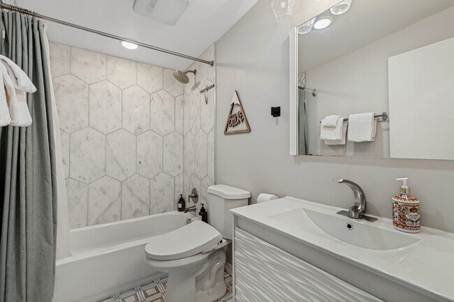 Building Photo - 2065 E Bo Mar Dr