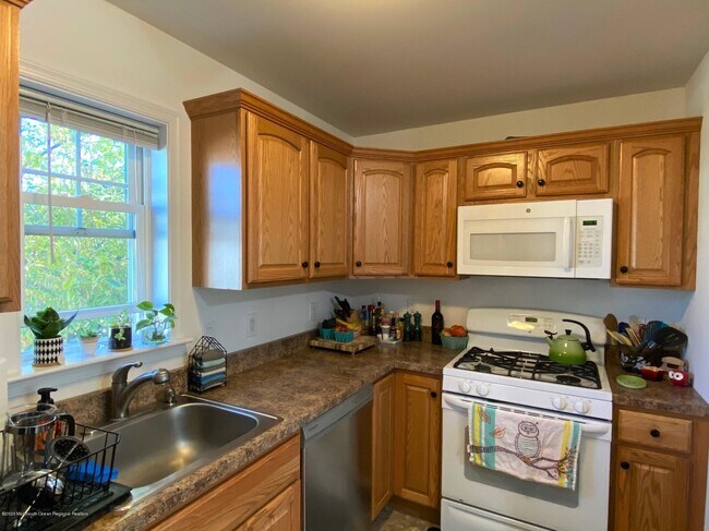 Building Photo - 211 Brinley Ave