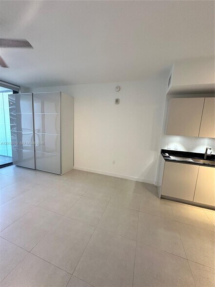 Building Photo - 1010 Brickell Ave