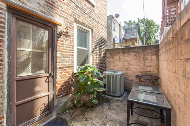 Building Photo - 720 S Percy St