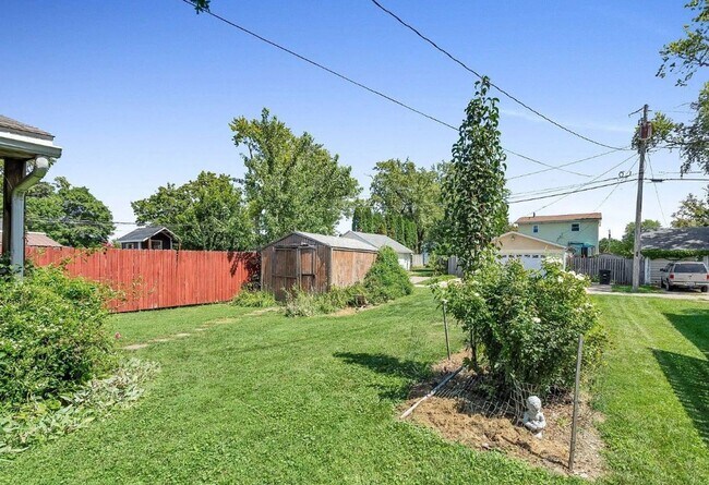 Building Photo - Great one bedroom - Located in Rock Island