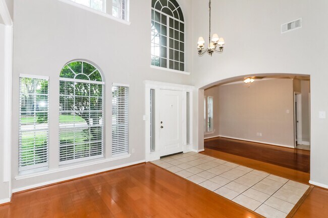 Building Photo - 902 Rock Springs Dr