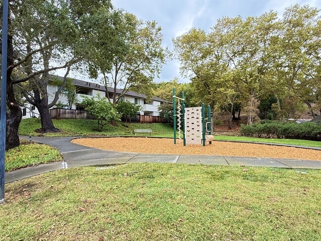 Building Photo - 77 Village Cir