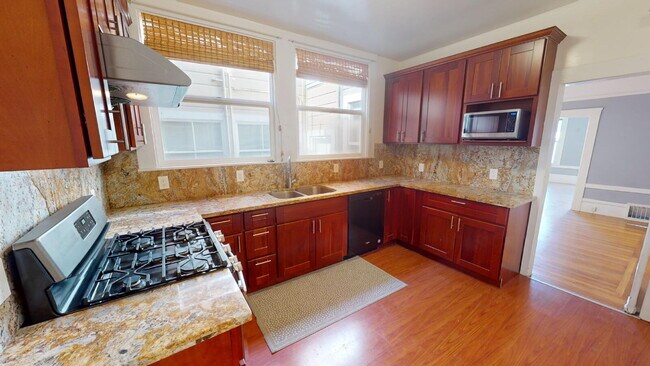 Building Photo - SPACIOUS  2BR + 1 BA WITH BONUS SUNROOM AND IN- UNIT LAUNDRY IN THE RICHMOND.