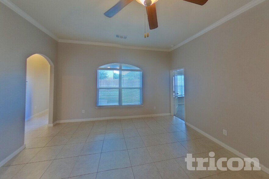 Building Photo - 2312 Redbud Dr