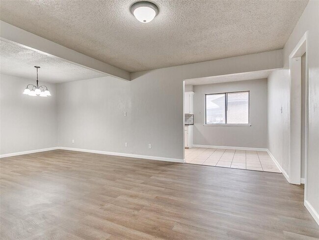 Building Photo - Super 4 Bed 1.5 Bath in the South Gate Addn in Moore, OK