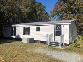 Building Photo - Spacious 3 bed 2 bath house in the greater...