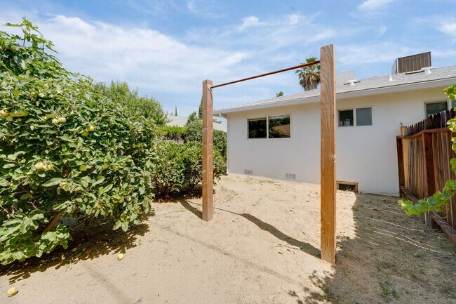 Building Photo - Charming 2 Bedroom Duplex with Private Backyard & Garage!
