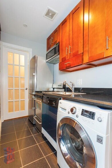 Building Photo - 416 E 13th St