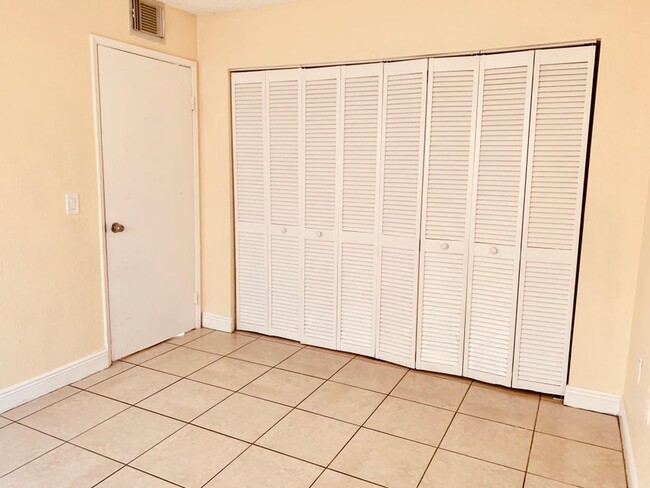 Building Photo - 1566 Lake Crystal Dr