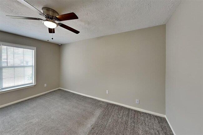 Building Photo - 8514 Greenleaf Lake Dr