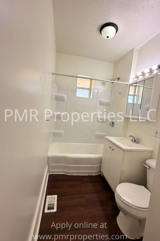 Building Photo - 2 Bedrooms/1 Bathroom House