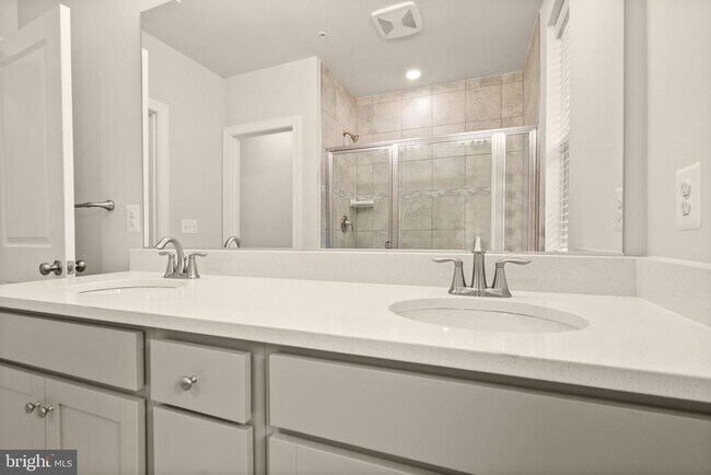 Building Photo - 43361 Radford Divide Ter