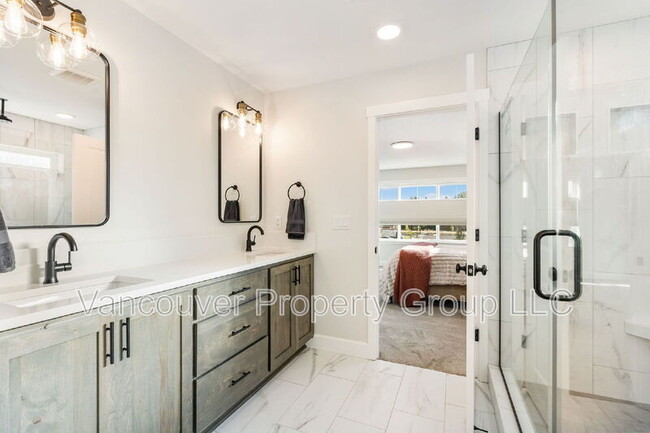 Building Photo - 746 SE 38th St