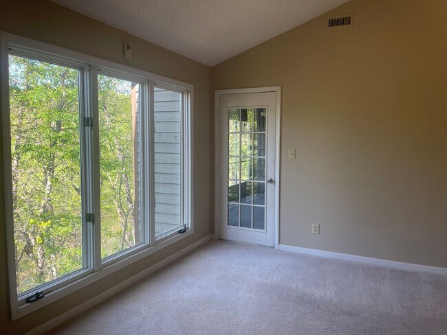 Building Photo - Spacious 2 Bed, 2 Bath Townhouse in Prime Hickory Location – 1,322 Sq. Ft.