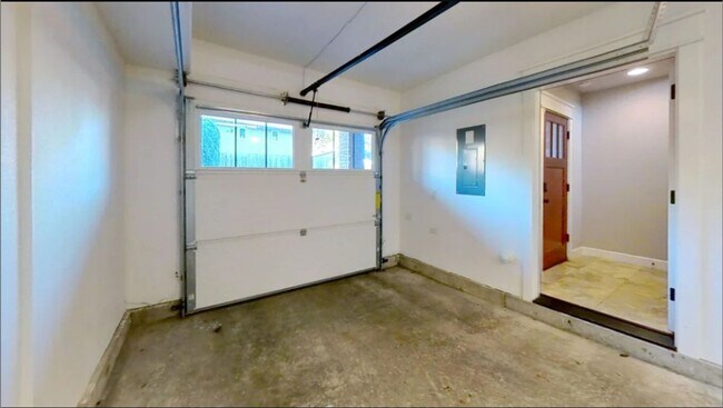 Building Photo - Happy Valley Townhome! 2Bed + Den/Office w/ 2.5 Bath ~ Garage, Washer/Dryer ~ Convenient to PDX A...
