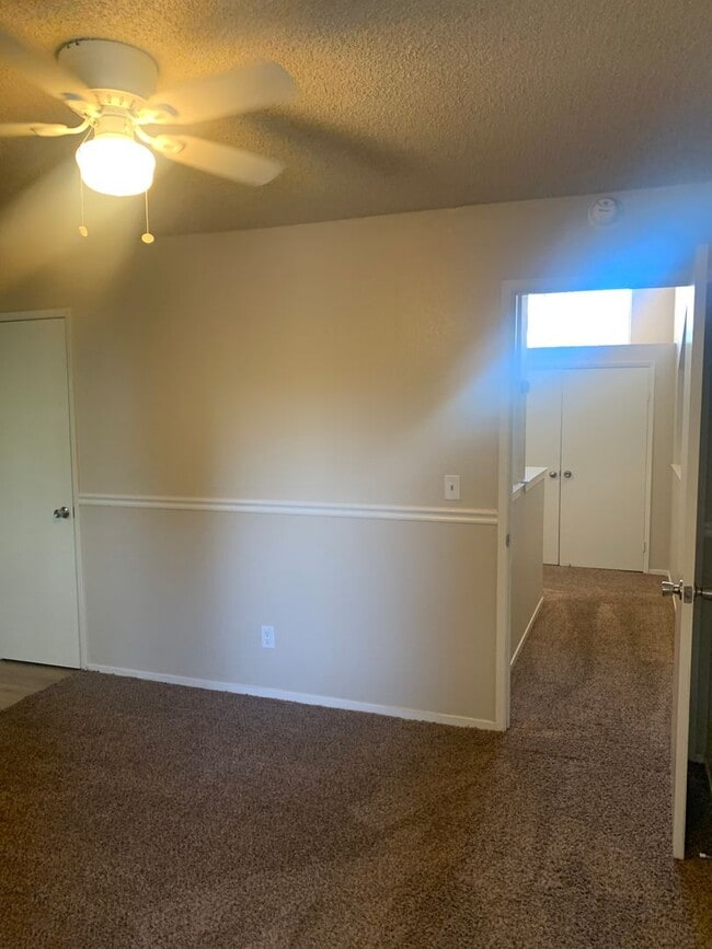 Building Photo - 1703 E Eclipse Ave