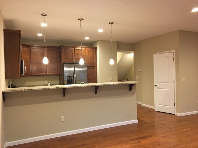 Building Photo - 3 Bedroom, 3 1/2 Bath Condo