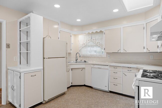 Building Photo - East Medford Charm