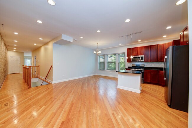 Building Photo - 911 Maple Ave