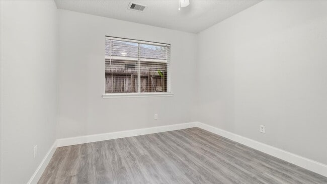 Building Photo - 10622 Highland Woods Dr