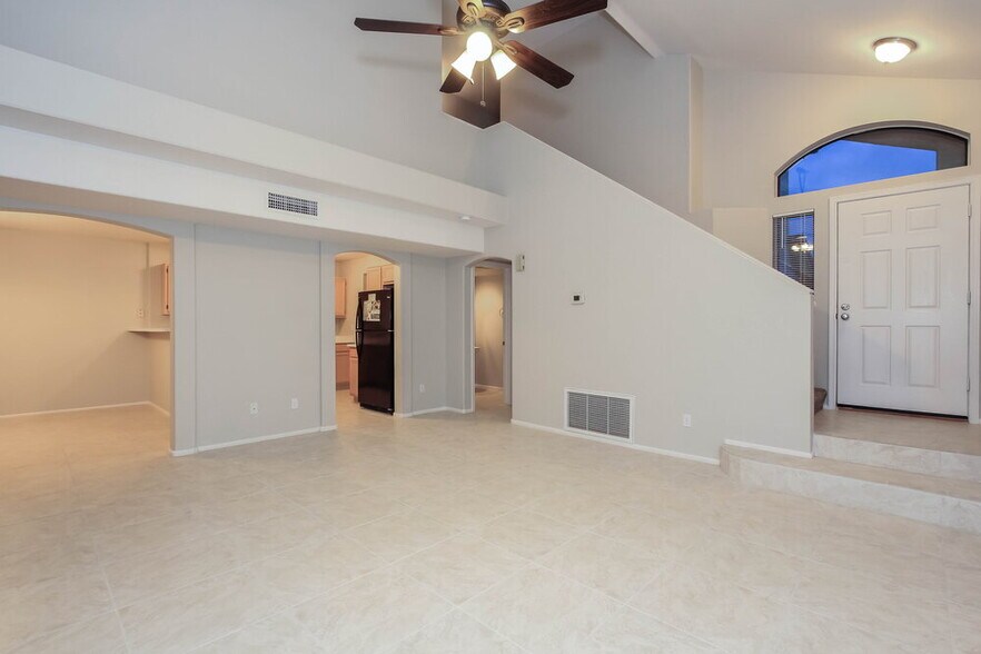 Building Photo - 2319 E Taro Ln