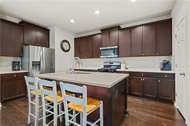 Building Photo - Newly Constructed, 4 BR / 3 BA Home - 2 Car Garage - Pool - Close to Mueller