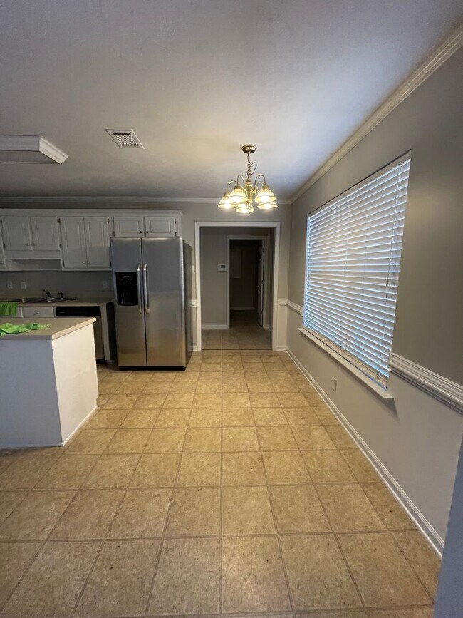 Building Photo - 499 Marble Falls