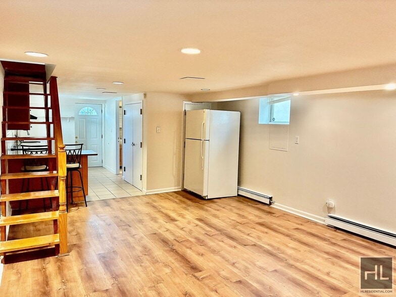 Building Photo - Large 2.5 bed 2 bath duplex with in unit W/D, Private Yard, Shed & Parking Available for an addit...