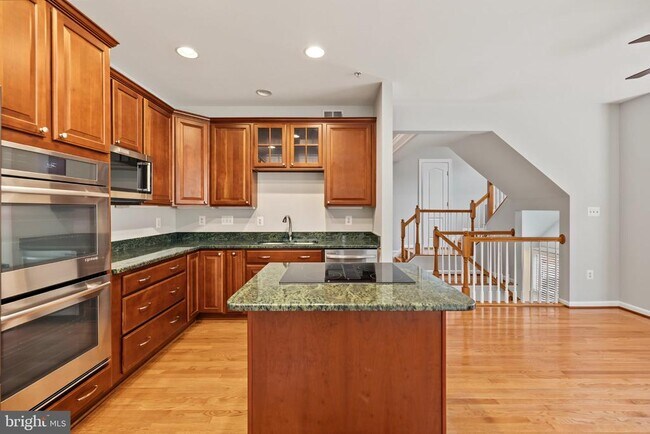 Building Photo - 5256 Bessley Pl