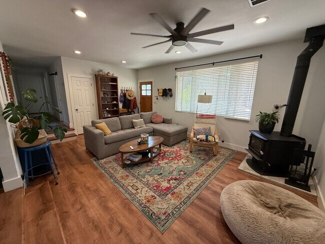 Building Photo - Spacious 4 Bed/3 Single Family Home in SW Bend - Large Backyard