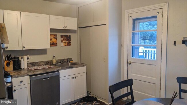 Building Photo - 604 W Holly Ave